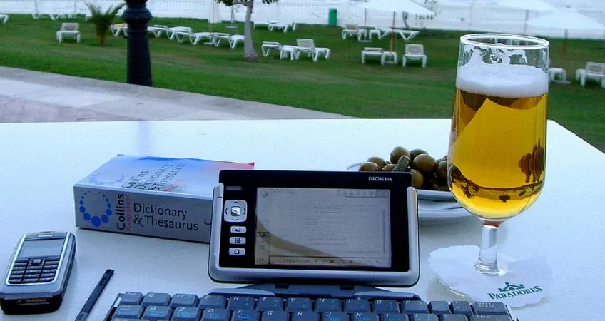 Running offshore laptop business while on the beach