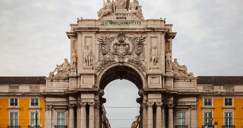 Real Estate in Lisbon includes landmarks like the grand Arco Triunfal.