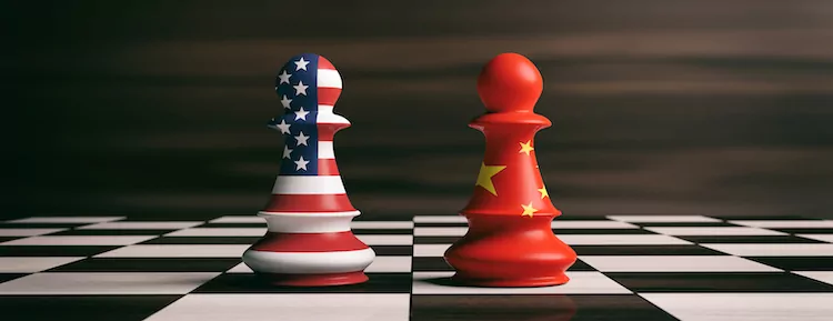 USA and China flags on chess pieces