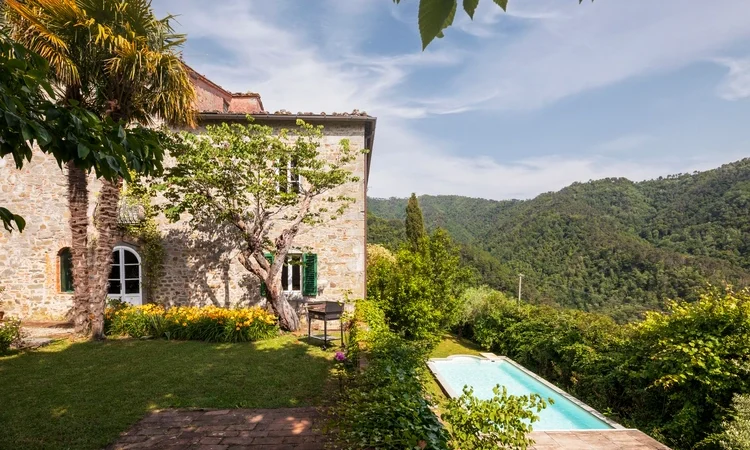 Beautiful Italian farmhouse in Tuscany surrounded by nature with a large garden